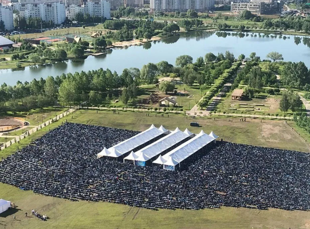 Мечеть в южном бутово. Курбан-байрам в парке Южное Бутово. Ураза байрам в Бутово. Имам Южное Бутово.