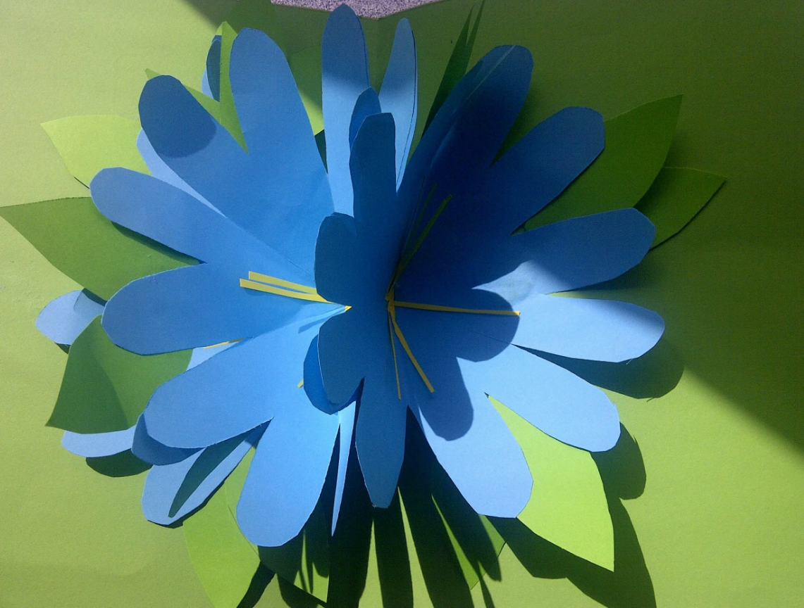 Цветок из бумаги для детей 4 5. Цветы из цветной бумаги. Красивые цветы из цветной бумаги. Поделки из бумаги цветы. Объемная аппликация цветы.