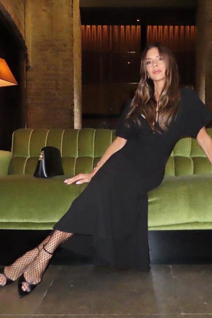  Одна из главных мировых модниц Виктория Бекхэм не могла пройти мимо нового тренда @victoriabeckham