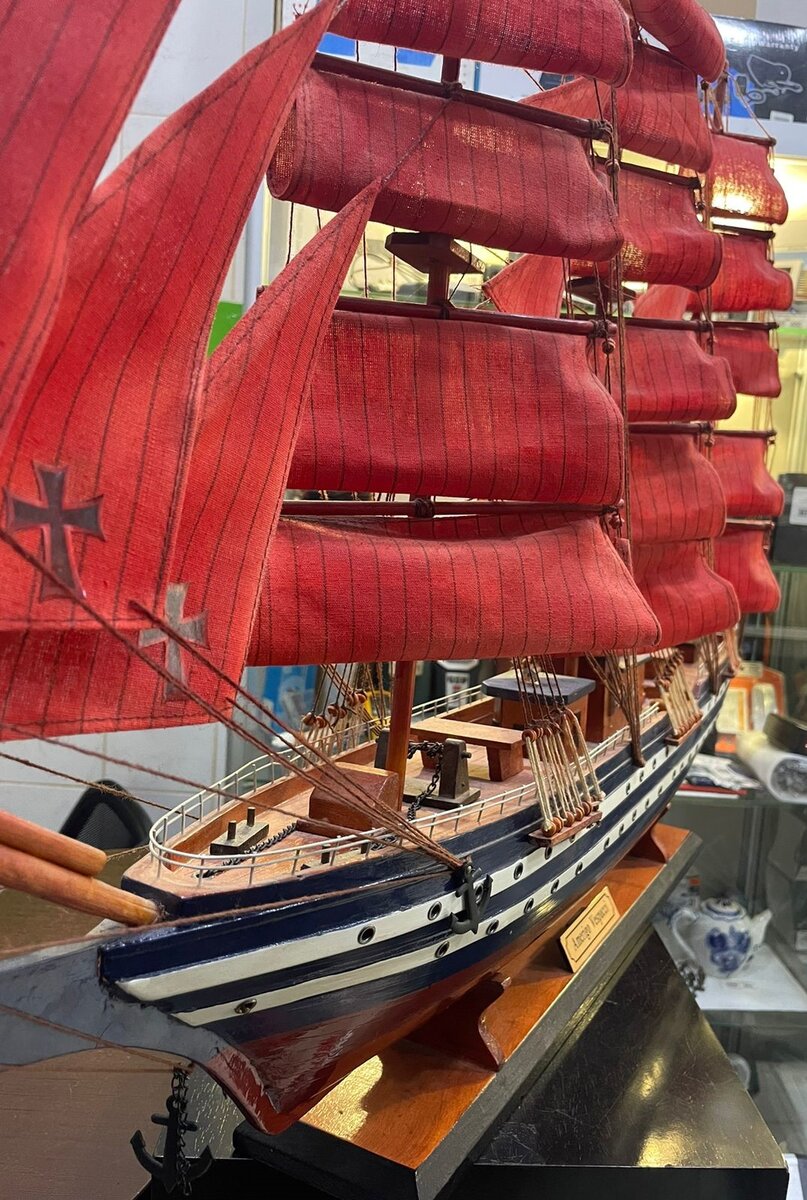 Корабль Amerigon Vespucci . Сейчас это учебное парусное судно изготовитель Италия спущено на воду в 1931 году в Неаполе , учит офицеров морской академии  итальянских ВМС