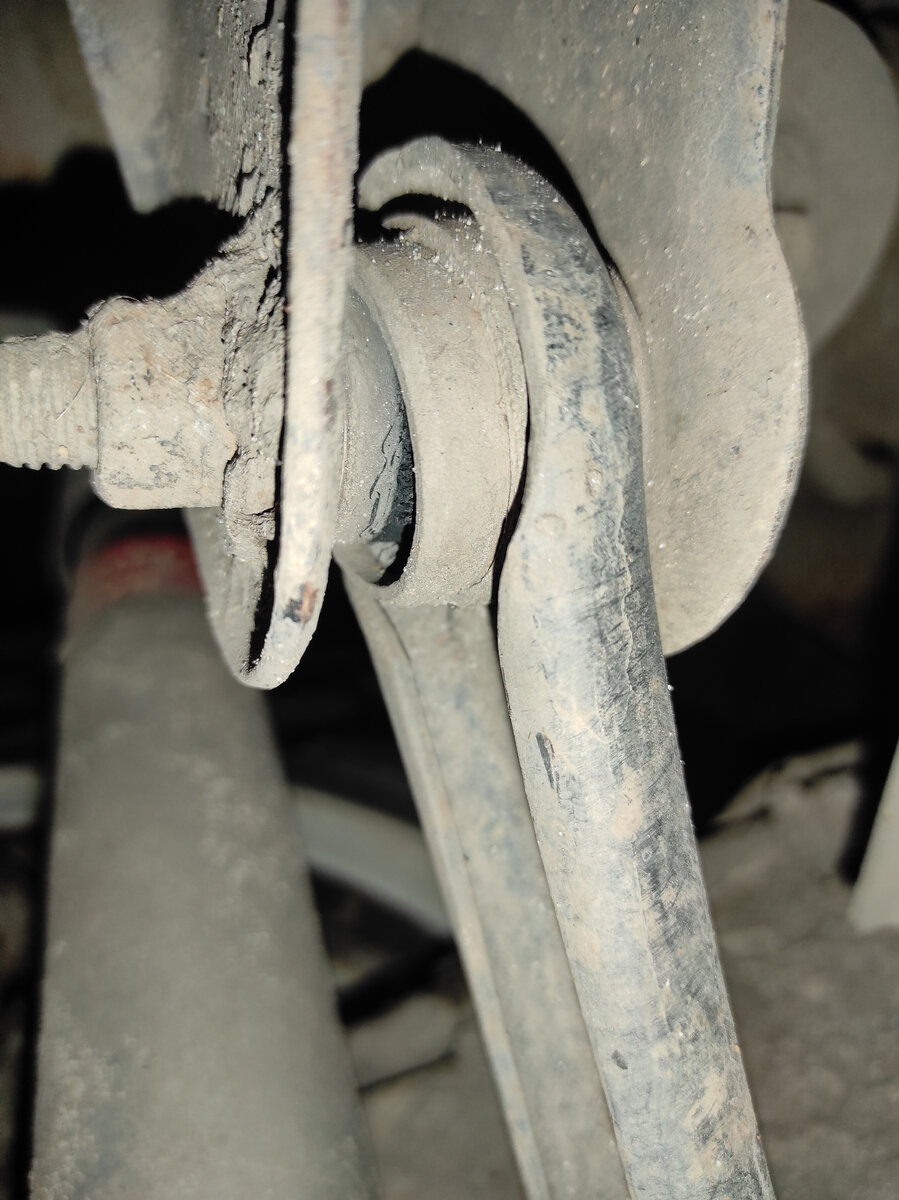 Сайлентблок заднего нижнего поперечного рычага (косточки)