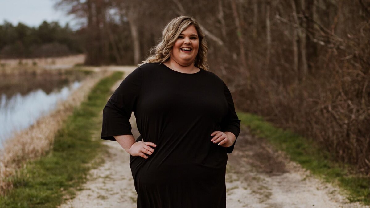    Одежда каких цветов нещадно полнит и портит фигуру: совет имидж-консультанта© Unsplash / Нефритовая судьба