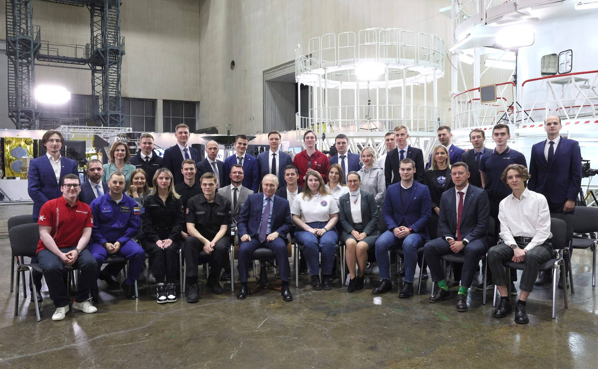 Вот этим ребятам, выбравшим не банки и блогерство, а работу на космос, собираются чуть выше средней повысить зарплату и дать послабления по ипотеке. Из открытых источников.