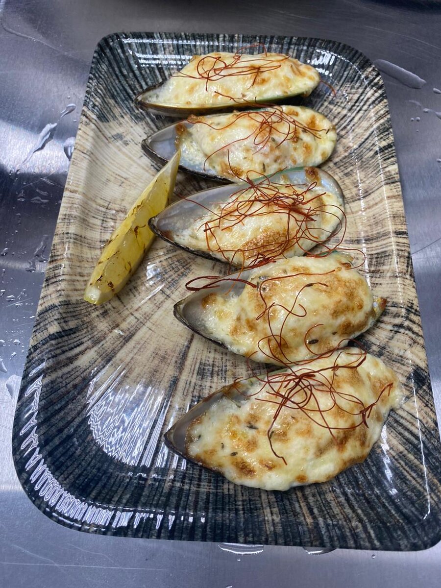 Мидии киви печёные под соусом Филадельфия, с нитями Чили и лимоном.