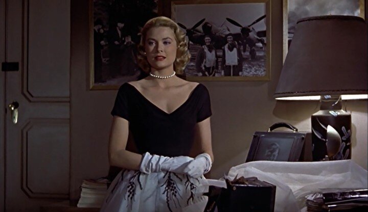 Хичкок не пожалел усилий, чтобы подать свою героиню в самом выгодном свете.