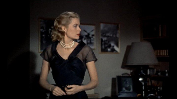 Наряды Грейс в этом фильме представляют собой настоящий показ мод 50-х.