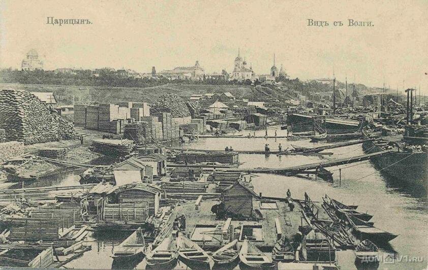 Так когда-то выглядел берег в районе современного сквера у Гасителя. На берегу в центре кадра хорошо видны штабели досок