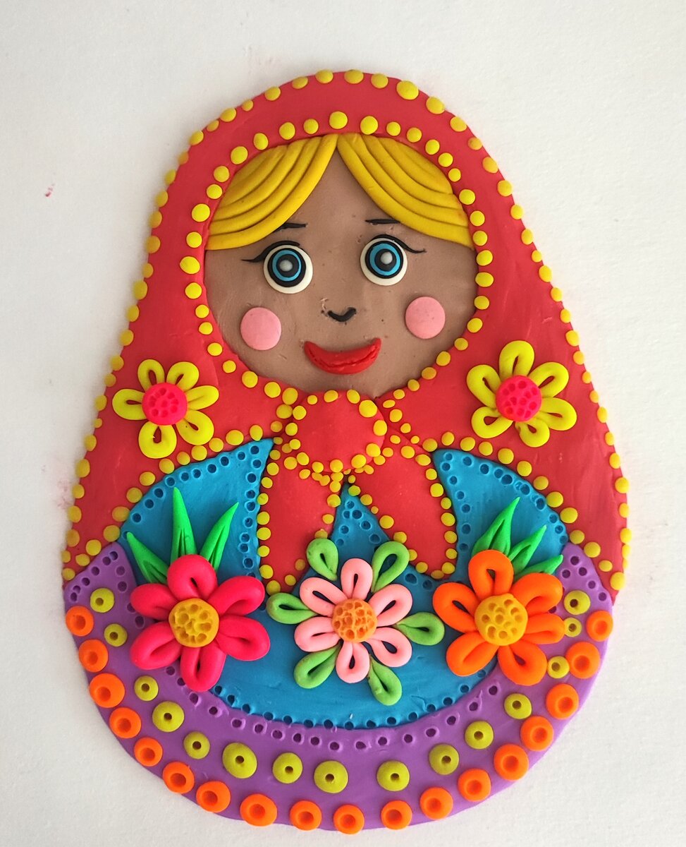 Готовый вариант аппликации из пластилина на картоне Матрёшка.