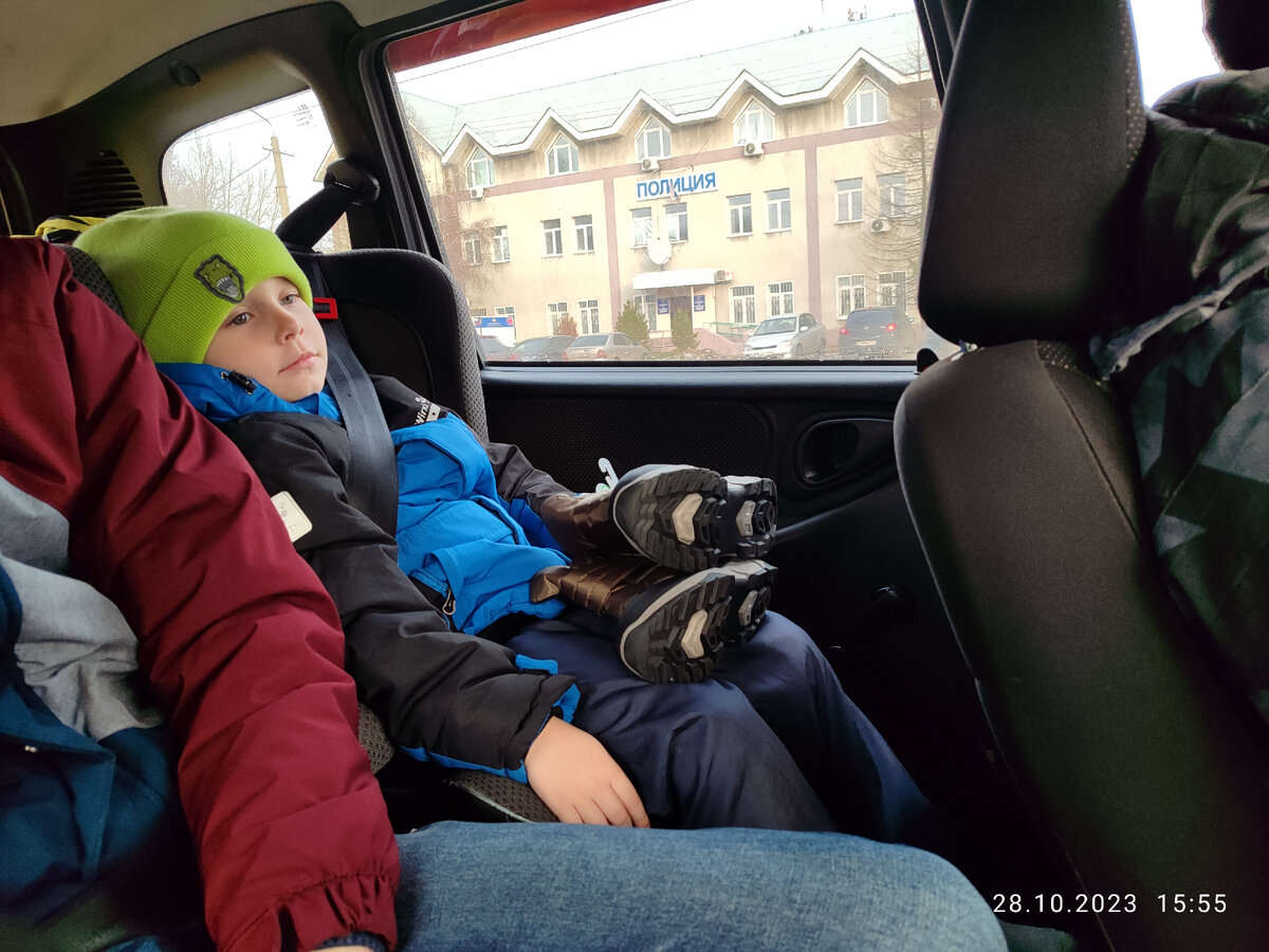 Счастливый Вадим с сапогами и его не очень счастливый брат, который в кадр попадать отказался. Ну, там и по руке и ноге видно - не в духе человек был