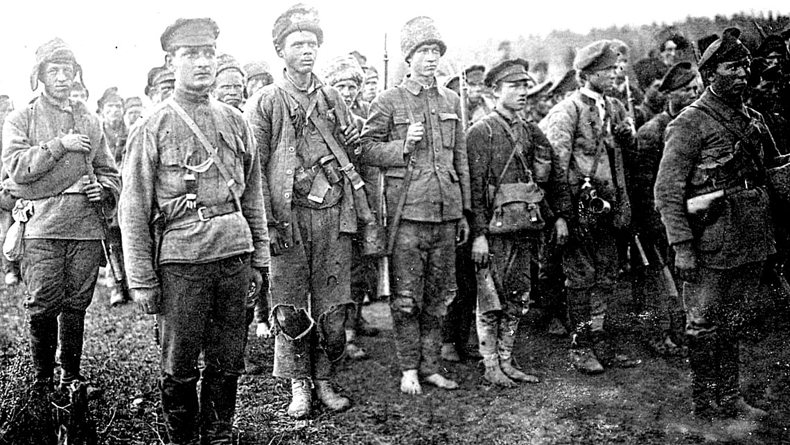 Фото 2. Бойцы большевицкой "красной армии". У многих не то, что ботинок не было - вообще никакой обуви не было.