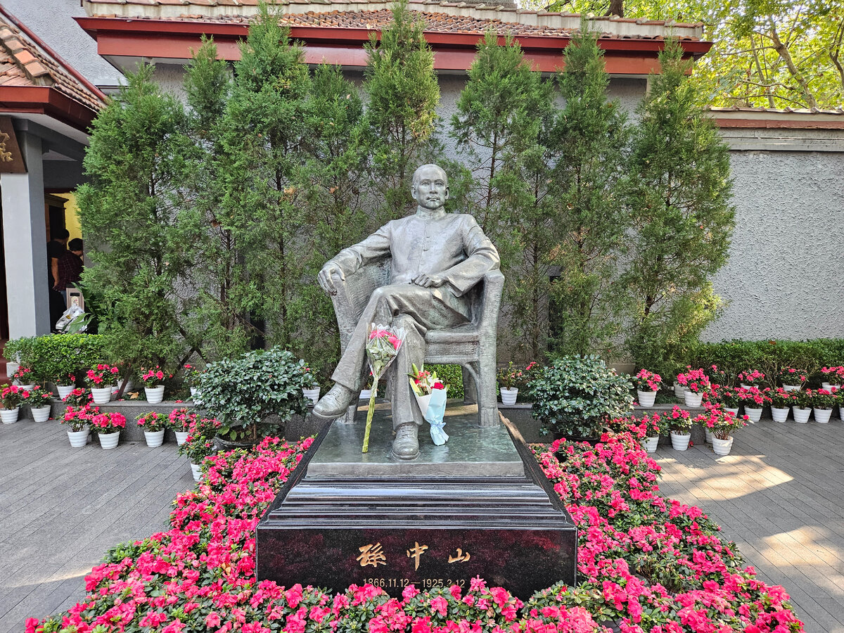 Памятник Сунь Ятсену во дворе дома | Личное фото 