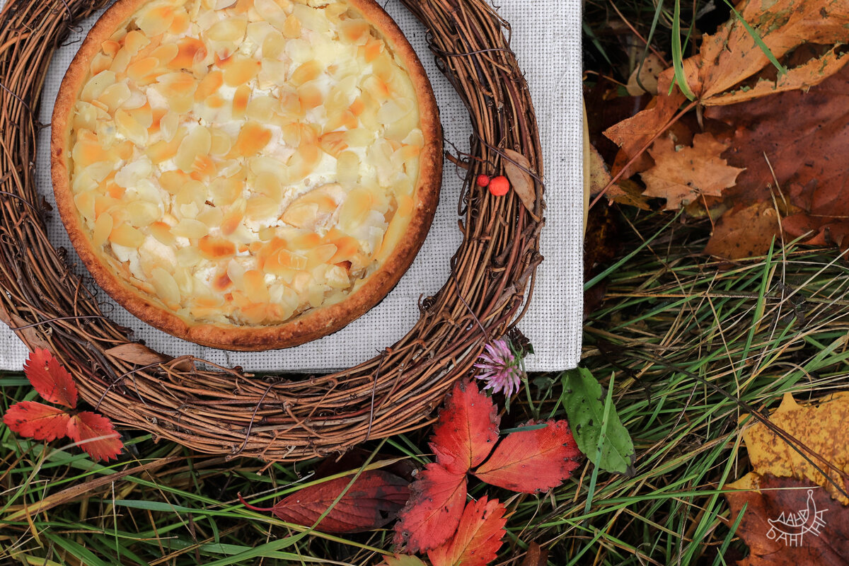 Украшением пирогу миндальные лепестки, а в качестве скатерти у меня канва