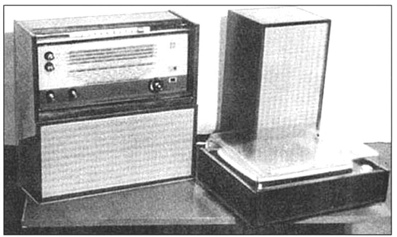 Стереорадиола «Рига-101» первоначально была со встроенной акустикой одного канала – как и её монофонический вариант «Рига-102». В следующих сериях акустику вынесли. Известны модели европейских производителей с аналогичной компоновкой