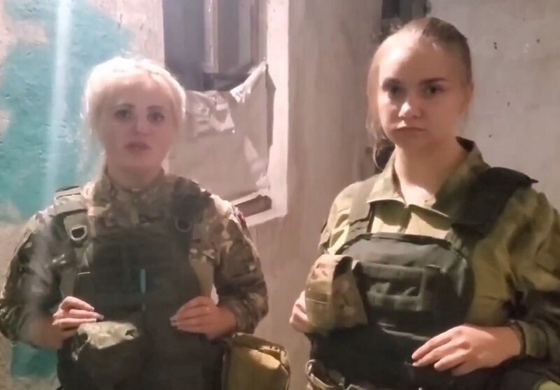   Екатерина Поцелуйко (слева) с коллегой и подругой после передачи прибывшего из Брянска гуманитарного груза avchernov