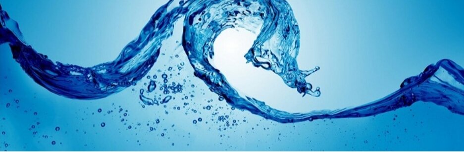 Всем известно, что вода хорошо проводит электрический ток. По этой причине, например, нельзя купаться в грозу, нельзя мокрыми руками работать с электроприборами и так далее. Но проводит ли вода ток на самом деле?

На самом деле ток проводит не вода, т.е. не молекулы воды, а различные примеси, содержащиеся в ней, в частности ионы различных минеральных солей. Вода отличный растворитель, поэтому в природе в воде всегда растворено много различных примесей, которые приводят к тому, что вода в натуральном своем состоянии на Земле всегда проводит ток.

Но современные технологии, при необходимости, позволяют полностью очистить воду от всех примесей, оставив в ней только молекулы самой воды. Вода, очищенная от примесей, называется дистиллированной. Так вот дистиллированная вода электрический ток почти не проводит, а вместо этого является хорошим диэлектриком. Дистиллированная вода имеет широкое применение в технике, медицине и промышленности и вырабатывается в больших количествах. Её даже можно купить в автомагазинах и аптеках.

Однако не стоит слишком сильно полагаться на то, что вода очищена и поэтому не должна проводить ток. Дело в том, что дистиллированная вода требует особого обращения, иначе она очень быстро снова растворит в себе множество примесей и снова станет проводником. Так в быту Вам не удастся слишком долго сохранять воду настолько чистой, чтобы она не проводила ток.

Всё это означает, что меры безопасности при работе с электрическими приборами и устройствами по-прежнему нельзя нарушать. Помните, что та вода, которую Вы можете встретить в обычной жизни, всегда обладает примесями и потому является хорошим проводником электрического тока.