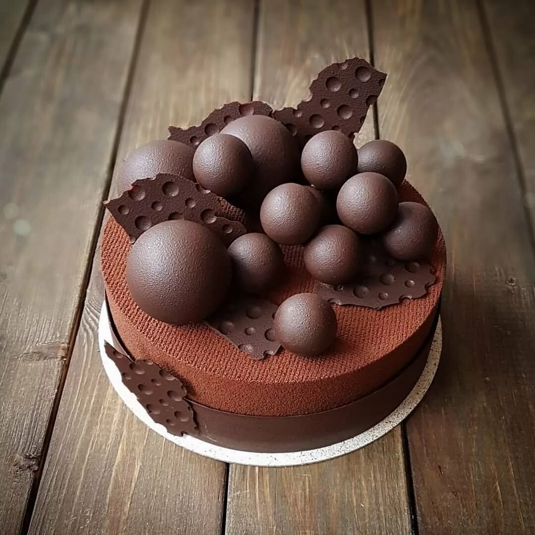 Торт с шоколадными шарами