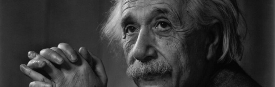 Часто можно услышать мнение, будто бы Эйнштейн слабо понимал математику и вообще учился крайне плохо. Этот довод часто приводится как «оправдание» плохой учебы современных школьников. Но так ли это?

На самом деле Альберт Эйнштейн с ранних лет демонстрировал феноменальные успехи в математике и физике. В школьные годы он уже знал эти предметы в значительно большей мере, чем того требовала школьная программа, и получал по физике и математике только отличные оценки.

Но откуда же взялось это странное заблуждение, будто бы Эйнштейн всё же не знал математики? Дело в том, что Эйнштейну не удалось с первого раза поступить в Швейцарскую высшую политехническую школу Цюриха. Однако во время вступительных экзаменов он всё же сдал физику и математику на высший балл, но не дотянул до нужных результатов по некоторым другим предметам. Кроме того, спустя год, в возрасте 17 лет, Эйнштейн, подтянув и остальные предметы, поступил в данный ВУЗ. Поэтому причина возникновения этого мифа всё же не до конца понятна.

Также интересно подумать над тем, почему этот миф по-прежнему существует и не забывается? Тут все просто. Дело в том, что ленивые люди в подобных выдуманных историях находят оправдание для себя. Например, те кто плохо учится в школе и верят в миф об Эйнштейне, могут сказать: «Я как Эйнштейн, просто не напрягаюсь раньше времени, а вот когда-нибудь, я еще покажу на что способен…». Да вот только ничего они уже не покажут…