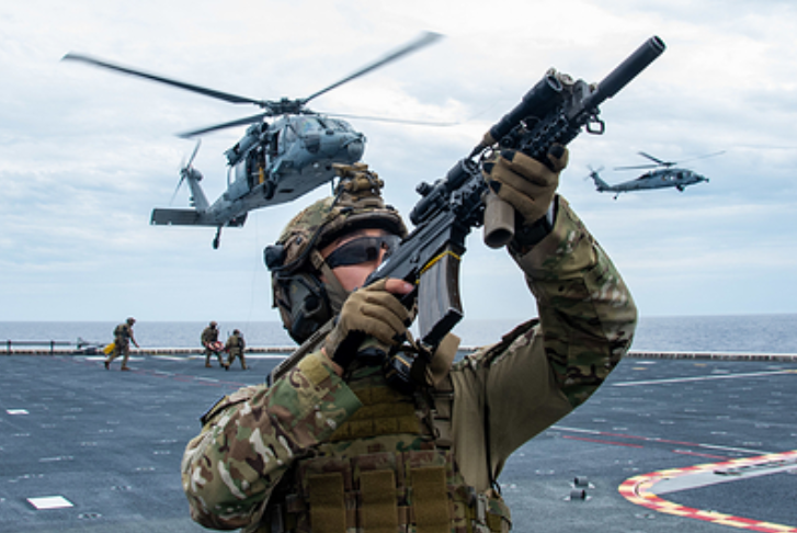 КРУТО ВЫГЛЯДИТ СПЕЦНАЗ США. ВПРОЧЕМ, ЭТО ТОЛЬКО ВЫГЛЯДИТ - НА ДЕЛЕ ВСЁ ИНАЧЕ. ФОТО: © US NAVY/GLOBALLOOKPRESS.