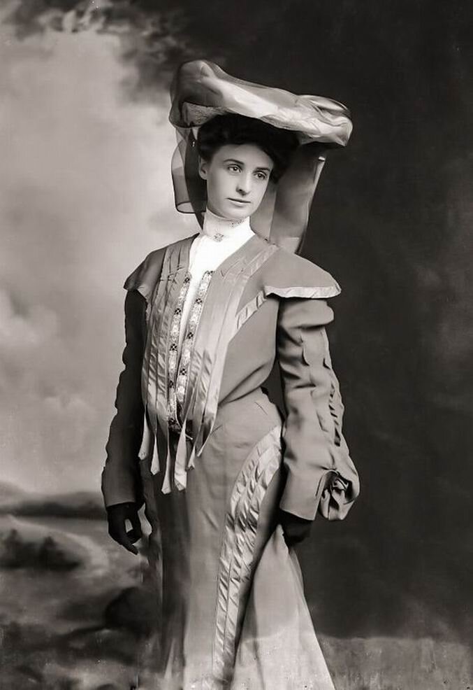 Фотография дамы в тёплом костюме, 1902 год.