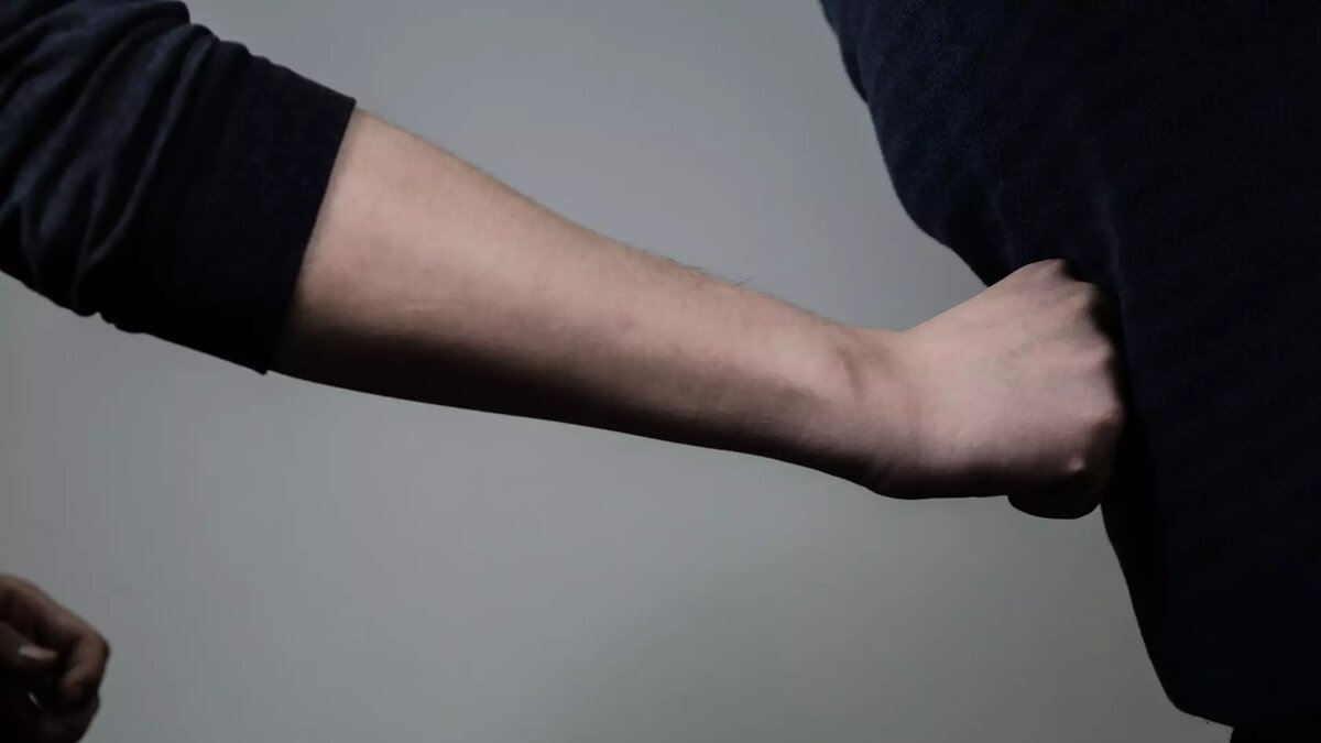     Избивавший детей в одной из школ Нижнего Новгорода подросток оказался мигрантом. Он извинился перед жителями города за свое поведение. Видео разместил в сети Telegram-канал «Нижегородская гильотина».