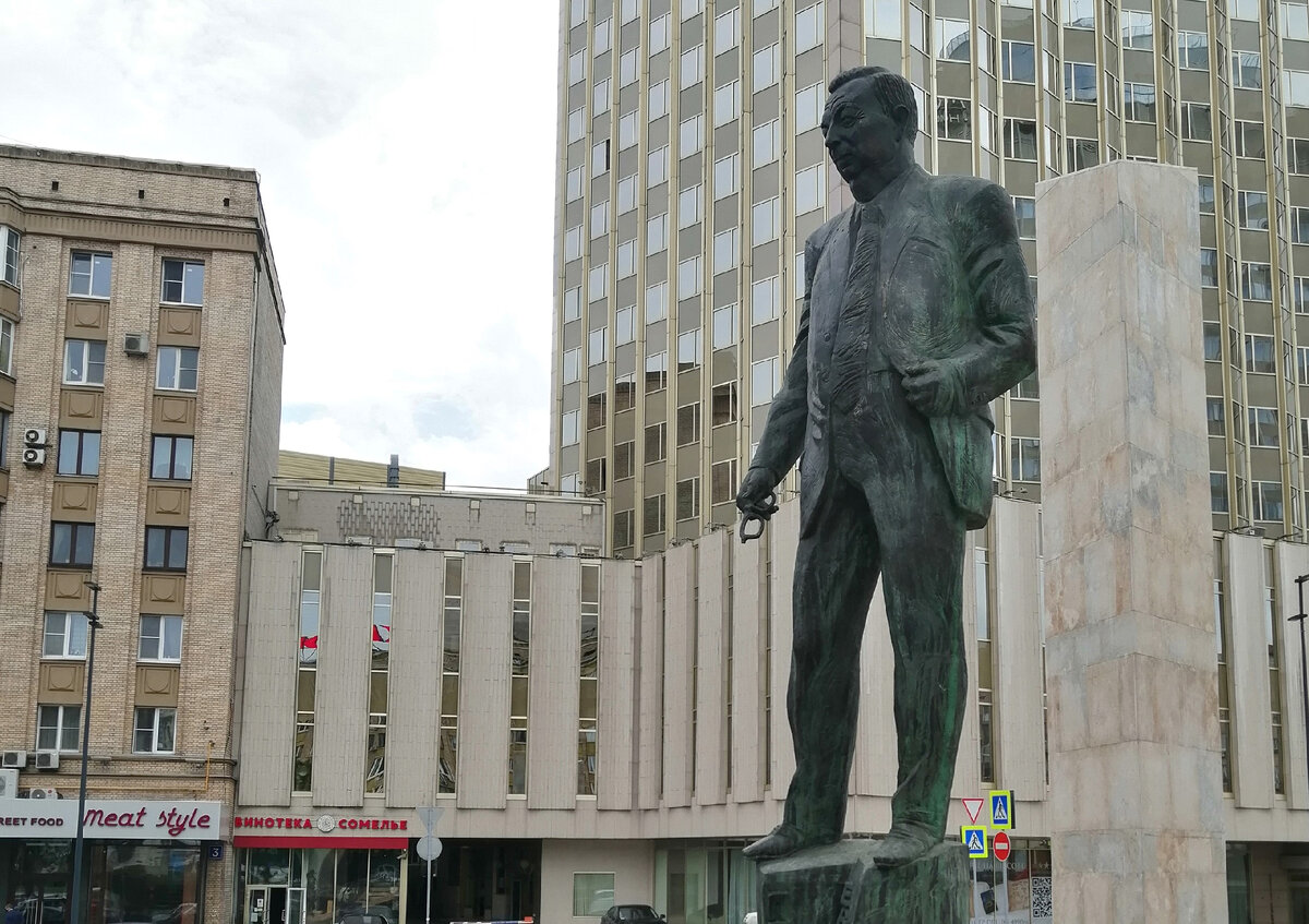 Памятник Евгению Примакову в Москве. Источник — dzen.ru/pa_myatnik