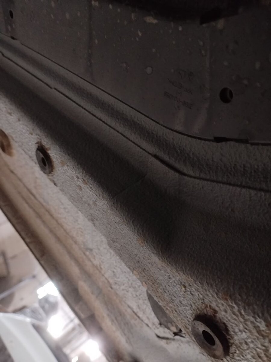 Заметны сколы и зазоры в местах стыков