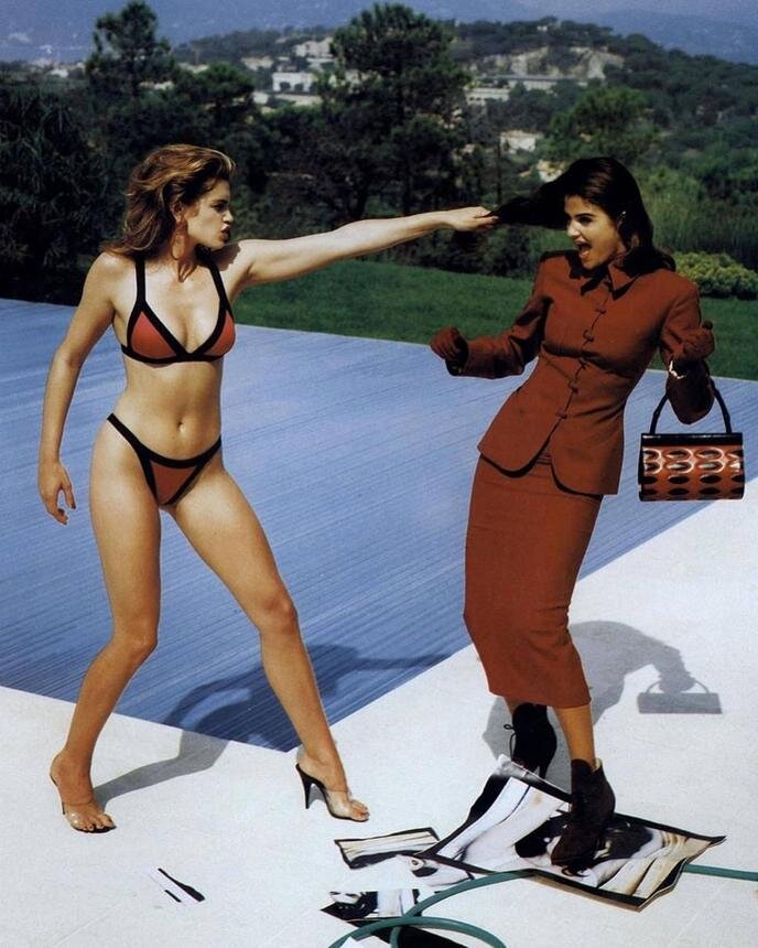 Потрясающая фотосессия Хелены Кристенсен и Синди Кроуфорд, выполненная Хельмутом Ньютоном для журнала Vogue в декабре 1991 года, стала невероятно известной и культовой фотосъемкой.