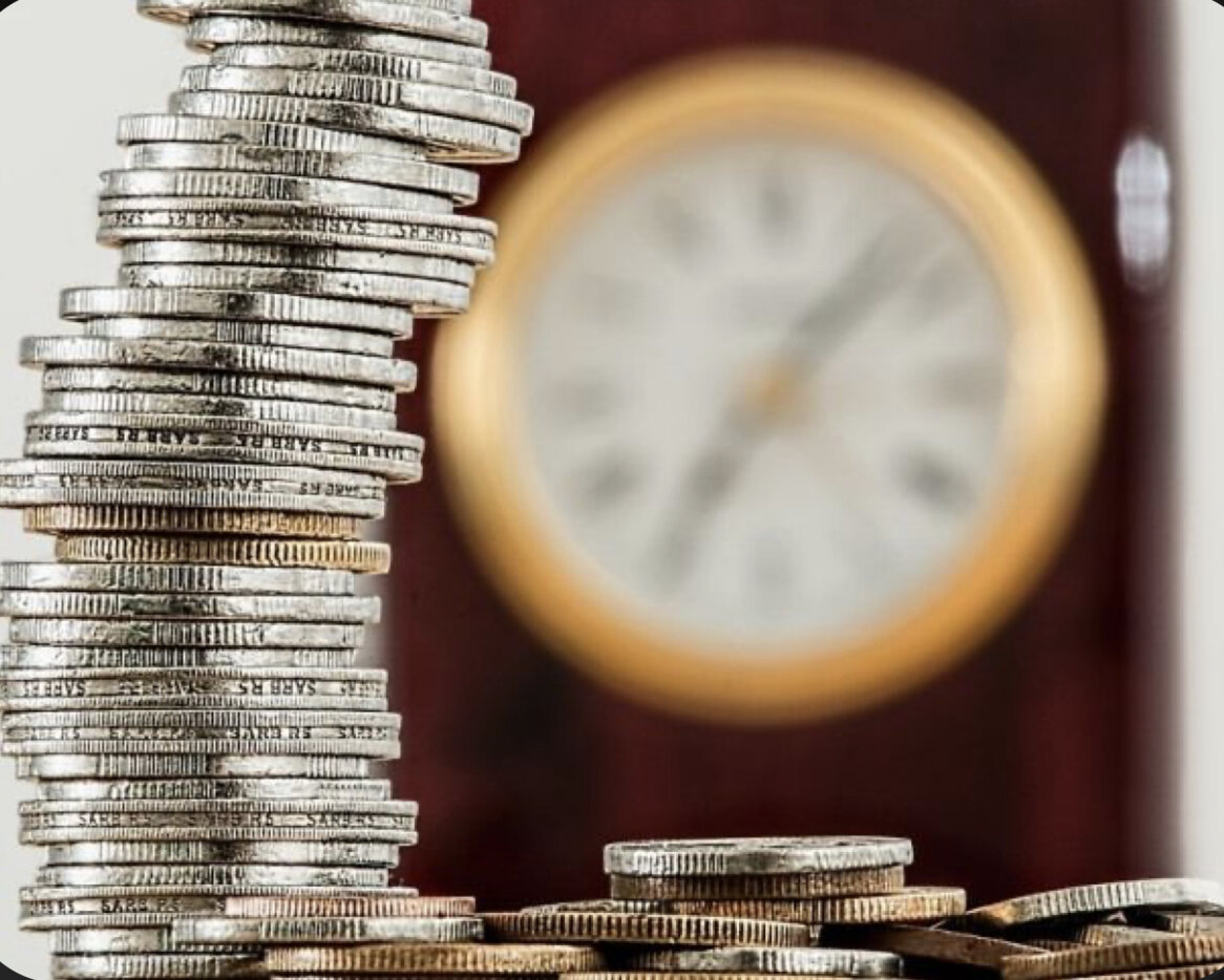 Когда ставку поднимают все становится наоборот- ставки по кредитам и вкладам  растут, люди больше начинают сберегать и все как бы притормаживается. 