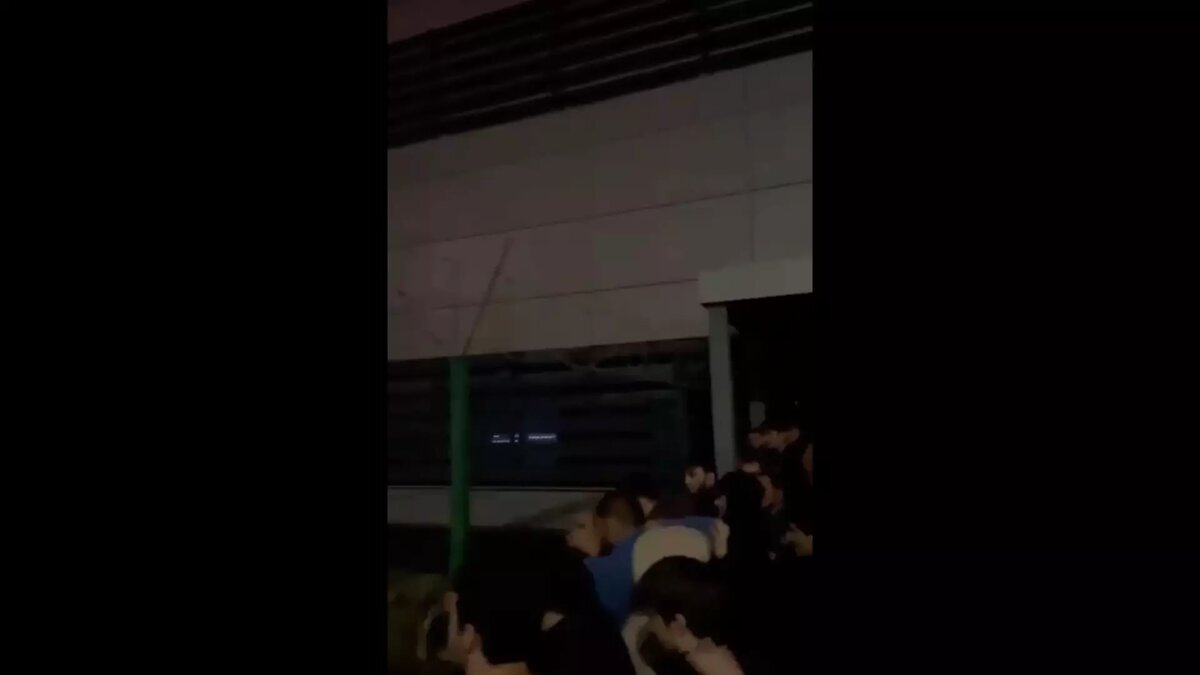     Кадры с места происшествия публикуют очевидцы в социальных сетях.