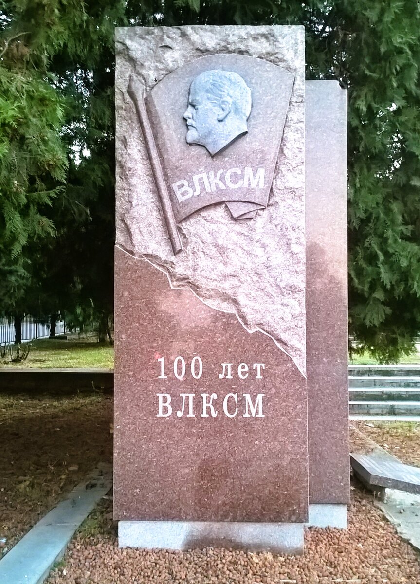 Автор памятника Владимир Булгаков 