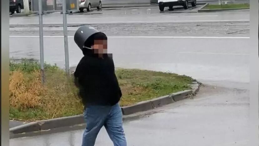     Хорошая осенняя погода сегодня порадовала Волгоград. Местами прошел кратковременный дождь. Волгоградцы сняли на фото мужчину, который спрятался от дождя, надев пластиковое ведро на голову.