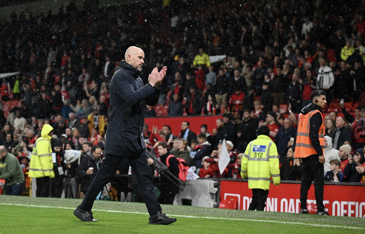 Эрик Тен Хаг уходит в подтрибунное помещение, после "Манчестерского Дерби"