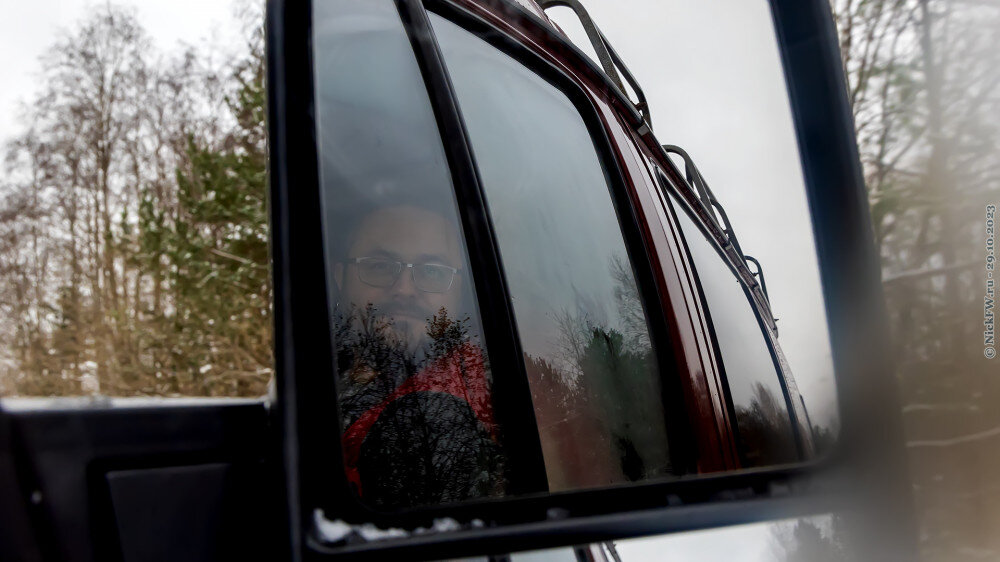 2. Себяшка сквозь стекло авто в его же зеркале.... © NickFW.ru — 29.10.2023г.