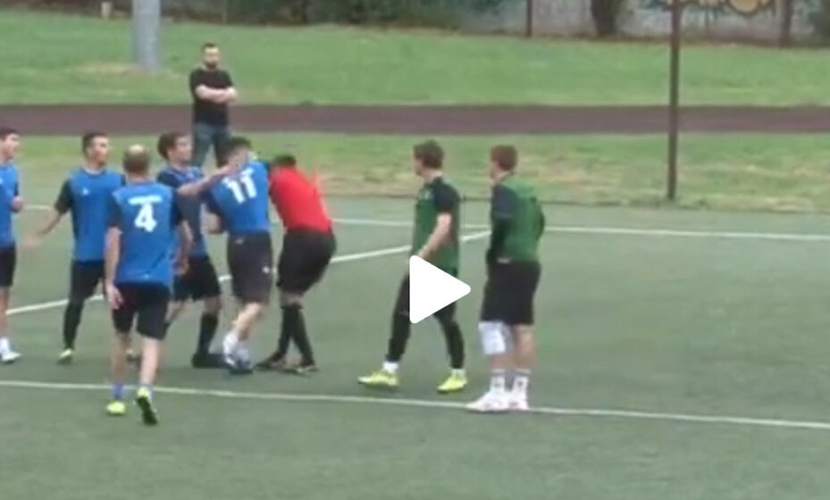    Игрок ударил судью, снимок экрана