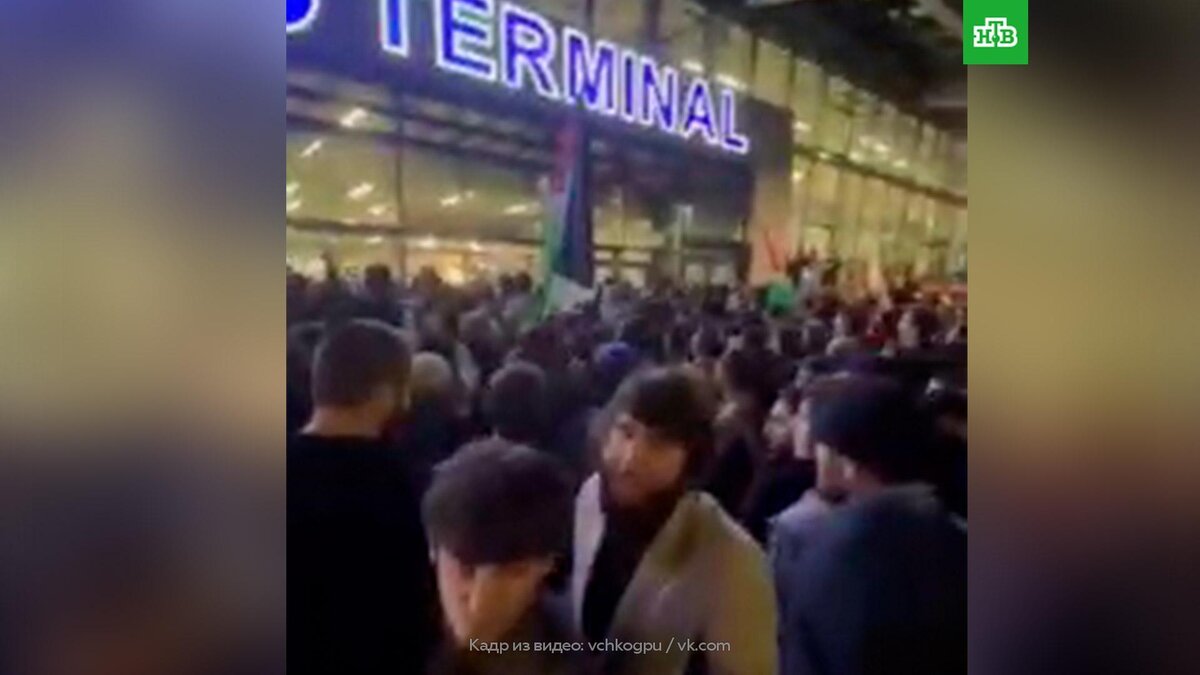    Протестующие в аэропорту Махачкалы требуют не пускать в Дагестан евреев