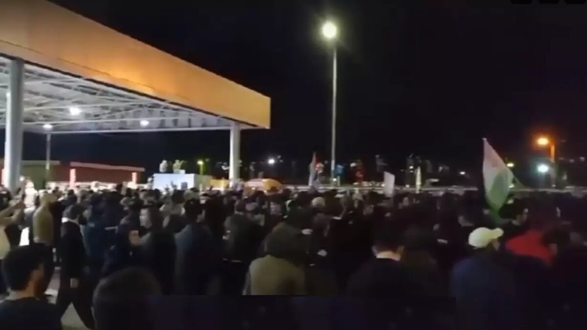     Все прибывающие самолеты перенаправляют на другие аэродромы, сообщили в Федеральном агентстве воздушного транспорта.