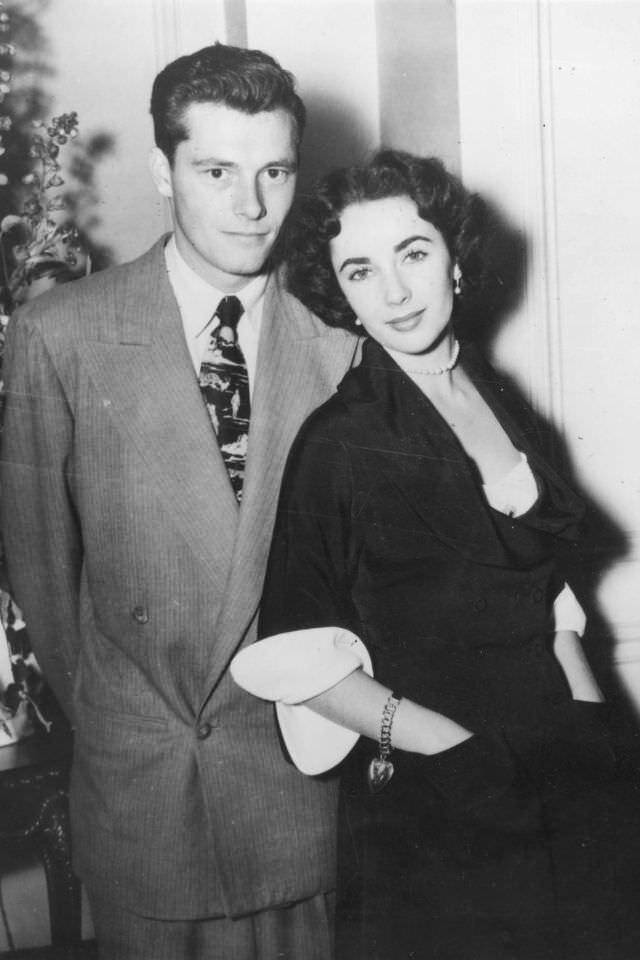 Свой первый медовый месяц Элизабет Тейлор провела в 1950 году с Конрадом “Ником” Хилтоном, владельцем отеля и двоюродным дедушкой Пэрис Хилтон.