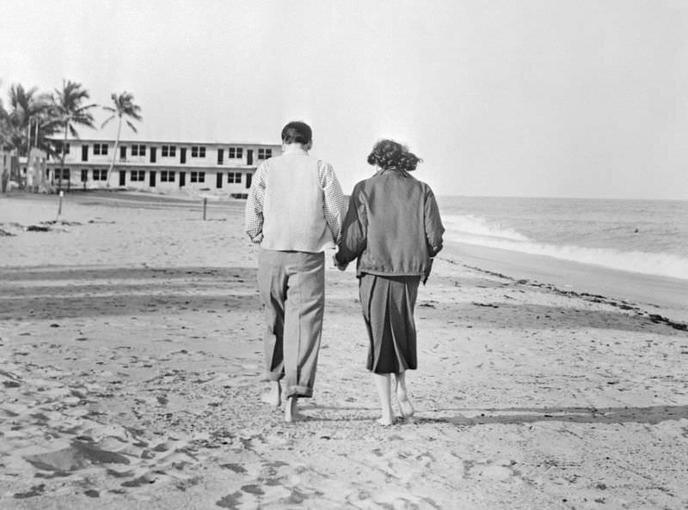 Свой первый медовый месяц Элизабет Тейлор провела в 1950 году с Конрадом “Ником” Хилтоном, владельцем отеля и двоюродным дедушкой Пэрис Хилтон.-2