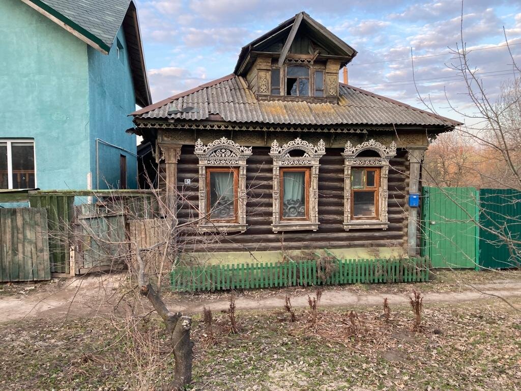 Фото автора. Древний дом. Сколько лет этому дому, не известно. Он и сейчас выглядит шикарно.