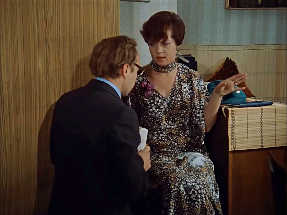 - Если вы не замолчите, я сожгу это платье! Новосельцев намеренно нарушает личные границы. Фильм "Служебный роман" Скриншот. 