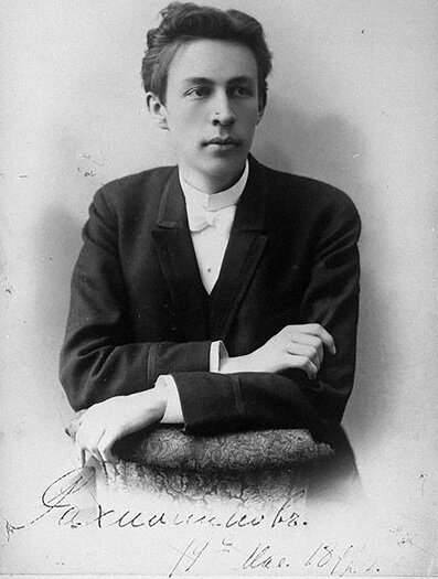 Сергей Васильевич написал романс в 19 лет (1892). В его жизни в это время происходил поиск себя после окончания консерватории (устройство быта и работы, выступления как пианиста, большое количество музыки в разных жанрах). В творчестве и судьбе все смешалось: восторг любви, трагическая скорбь, воля и ранимость.