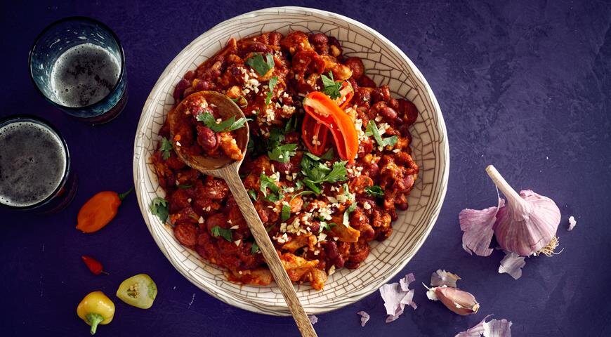 Чили кон карне с курицей и колбасками