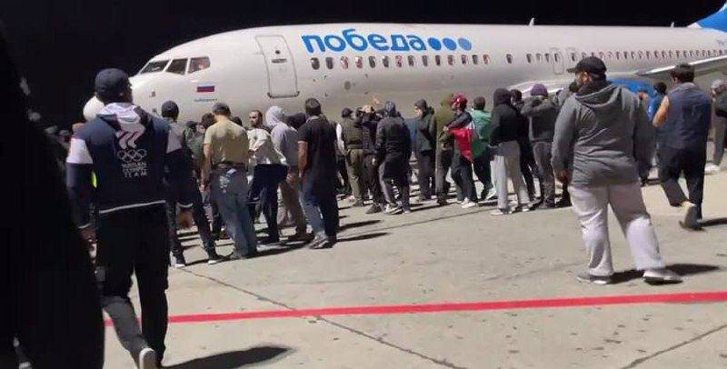Массовые беспорядки в аэропорту Махачкалы произошли в воскресенье вечером после того, как администрируемые из Украины Telegram-каналы вбросили ложные данные о прибытии в Дагестан рейсов с беженцами –