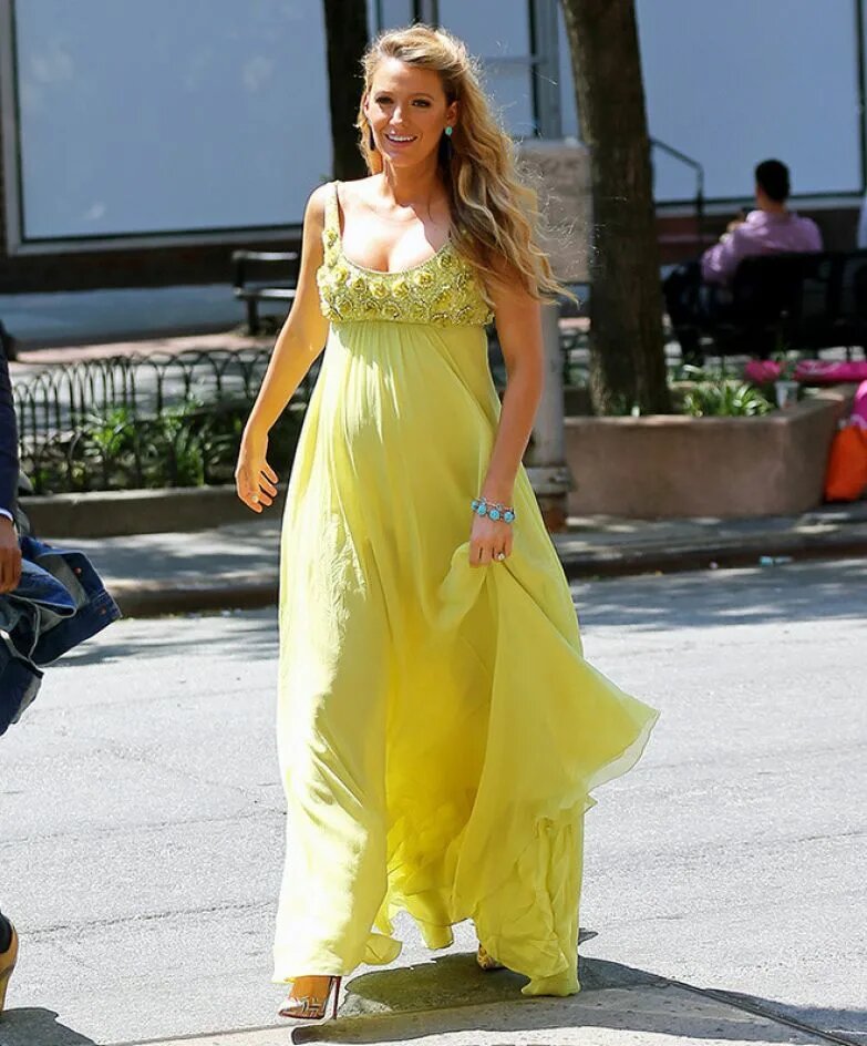 беременная женщина в желтом. йога для беременных. беременная на желтом фоне. пренатальный стресс. беременность желтый.