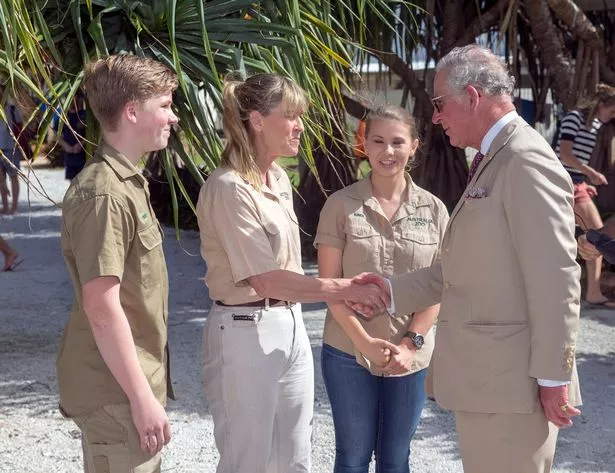 Чарльз, бывший принц Уэльский во время встречи с семьей Стива Ирвина (слева направо) Роберт, Терри и Бинди