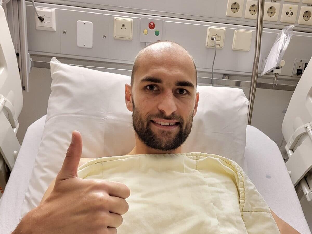    Футболист клуба "Неймеген" Бас Дост после потери сознания© Фото : Пресс-служба ФК "Неймеген"