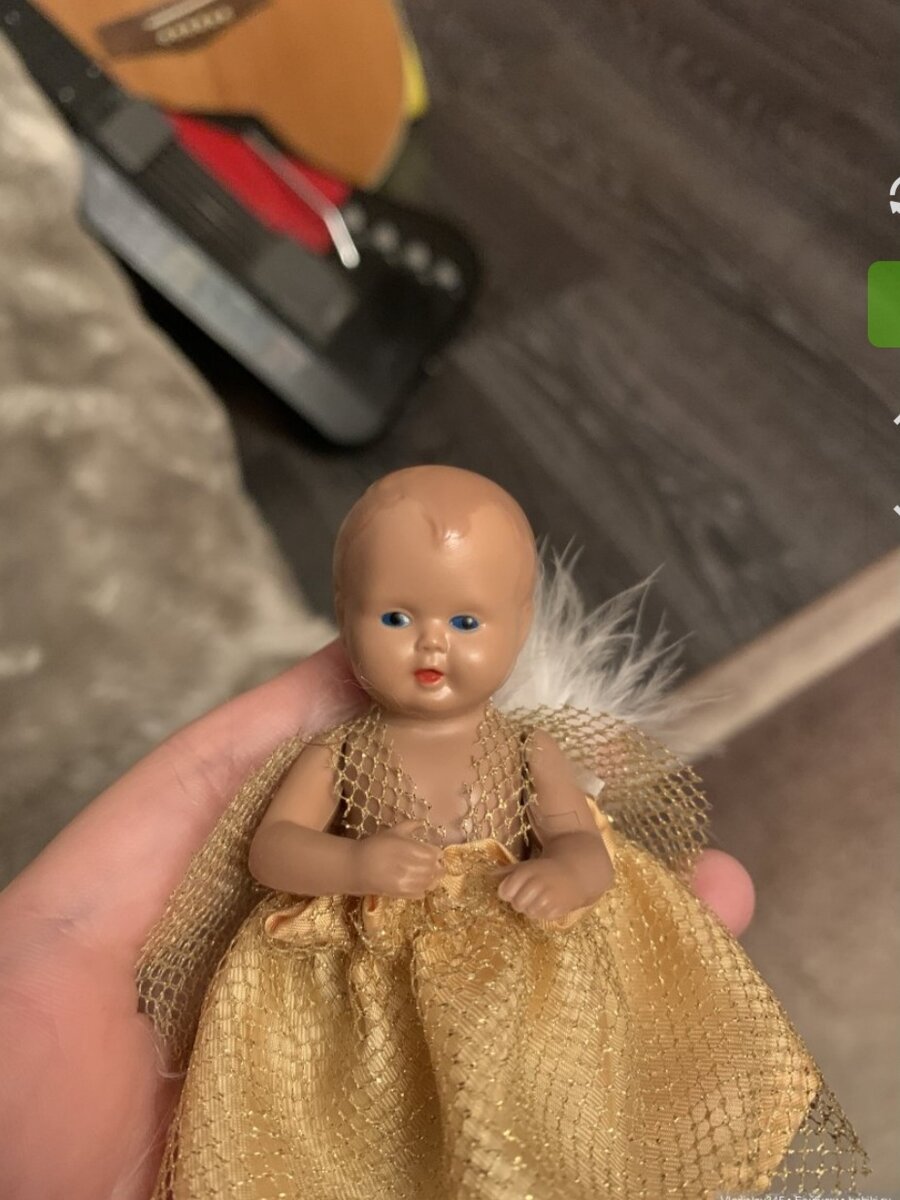 Фото продавца куколки. 
