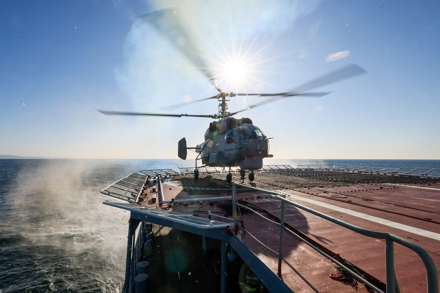 Противолодочный вертолет Ка-27ПС морской авиации во время тренировки по посадке вертолетов на палубу корабля - Фото: Юрий Смитюк/ТАСС