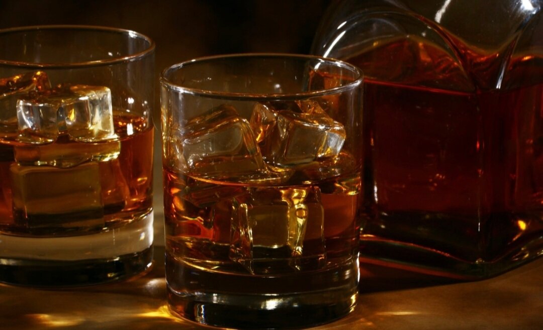 Не шнапсом единым, или виски по тевтонски🙂👍
Самые лучшие производители пива в мире встали на путь своих извечных соперников  - англосаксов. Кто бы мог подумать, что виски производят в наши дни и в Германии? Еще 60 лет назад это было совершенно нереально представить, но сегодня все сильно изменилось.  Долгое время в Германии из-за проблем с законодательством нельзя было производить настоящий виски. Действовал закон о монополии на алкоголь в Германии, дистиллировать настоящий солодовый виски было запрещено, а можно только алкогольные напитки из зерна с содержанием солода не более 15 процентов.
Первые пионеры-вискоделы в стране появились в семидесятые годы 20 века и делали виски из "корна" - это такой немецкий зерновой крепкий алкоголь. Если "корн" несколько лет продержать в дубовых бочках, то получится напиток, напоминающий виски. Лично я его не пробовал, но слышал, что удивительная гадость, как и многие другие крепкие алкогольные эксперименты немцев. И тем не менее после ряда изменений в законодательстве после 1991 года, производству классического виски был дан зеленый свет. И винокурни начали расти как грибы, сейчас их уже 200, это больше чем в самой Шотландии, но все они маленькие. Для примера - средней руки шотландская винокурня производит от 4 до 6 миллионов литров виски в год. Самые мощные немецкие - 250 000-350 000 литров. Все только начинается. Растет и экспорт, в 2022 году он достиг 300 миллионов Евро и Германия вошла в десятку крупнейших производителей виски.
Немцы поняли в этом продукте пока не все, но усвоили главное - без хорошего дистиллята и правильных бочек хороший виски сделать невозможно и быстро не получить больших прибылей, это долгий бизнес.
Виски - это дело поколений, если дед посадит дерево, то плодами труда воспользуется только внук.
Кто производители?
Старейшей винокурней в стране является Schlitzer Destillerie, которая была основана в 1585 году. И теперь в ее линейке продукции есть и односолодовые сингл мальты и купажи и даже вискарные ликеры. Другими, получившими некоторую известность немецкими винокурнями являются винокурни Liebl, Rothaus, Habbel и Slyrs. 
Liebl — винокурня, расположенная в баварском регионе, недалеко от Регенсбурга, наиболее известная благодаря виски Coillmór.
Rothaus — винокурня, расположенная между Фрайбургом и Швейцарией, в основном производит односолодовый виски;
Виски с лейблом Habbel несколько раз удостаивался наград на международных выставках.
Какие бочки используют немцы? Тут нового пока мало - это бочки американского белого дуба, в которых выдерживался бурбон, бочки из-под шерри из Испании, бочки из-под портвейна, белого или красного вина. 
Используют немцы и торф для ароматизации солода. Где могут, хранят бочки в заброшенных шахтах, как компания Habbel. Делают виски с шахтерским привкусом. Понравится он нам или нет? Пока не знаю, надо будет отпробовать.🙂👍 экзотика!