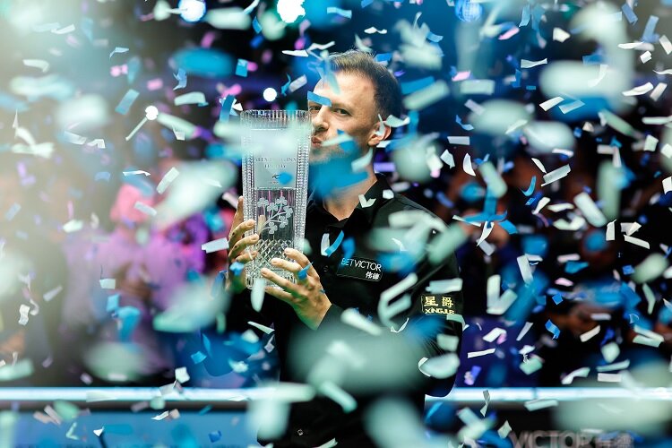 Джадд Трамп позирует с кубком победителя Northern Ireland Open. Фото: WST